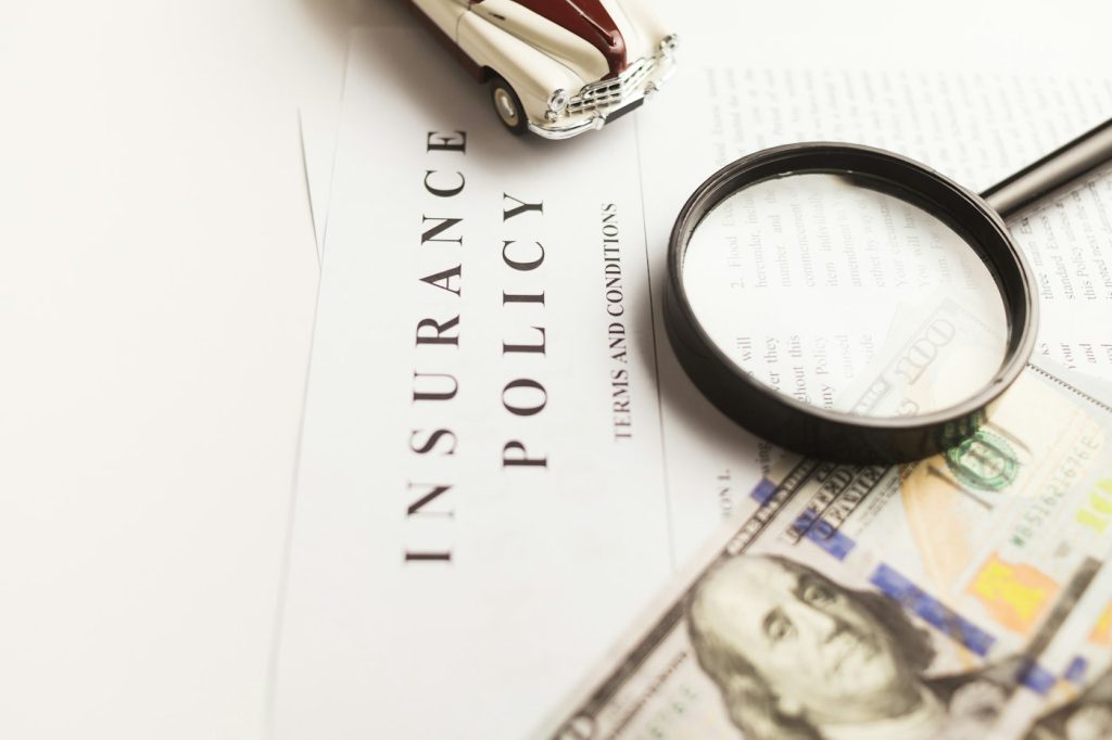 Formulaires administratifs et documents d'assurance santé posés sur un bureau